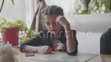 这个女孩正在咖啡馆的慢动作视频中学习菜单。 <strong>孩子</strong>们在等食物快餐。 朋友的<strong>陪</strong>伴